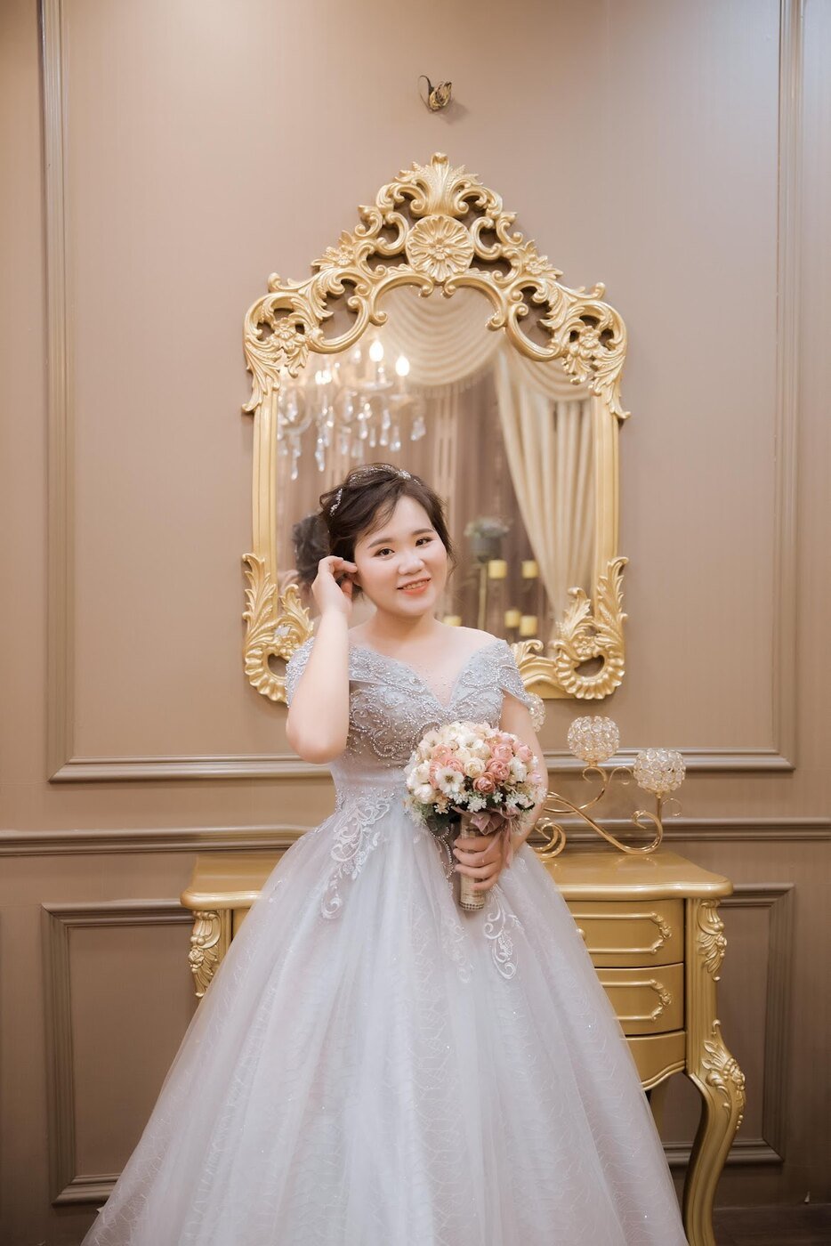 Cô dâu với layout makeup mềm và tóc đồng bộ tại Hằng Nguyễn