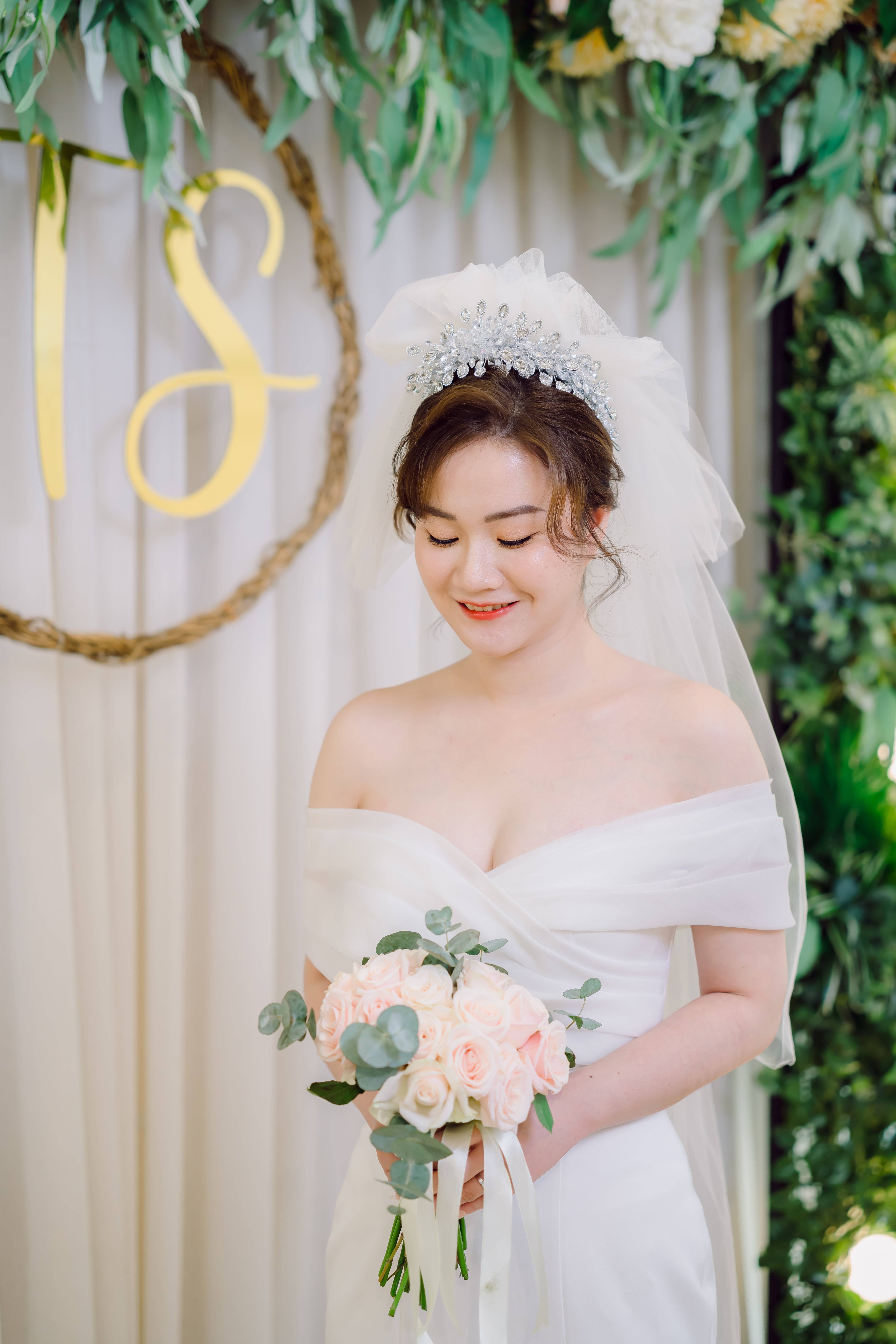 Close-up cô dâu nhẹ sang với ánh mắt sáng